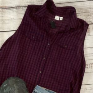 657. BP Checkered Red & Blue Sleeveless Button Top EUC Large